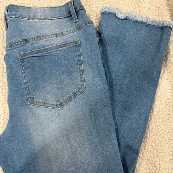 NWOT VENUS DISTRESSED JEANS - Picture 5 of 5